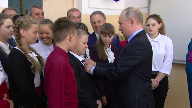 «Можно я за тобой поухаживаю»: Путин поправил галстук школьнику из Тулуна