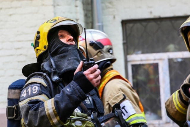 Пожарные спасли троих детей из горящего дома в центре Москвы