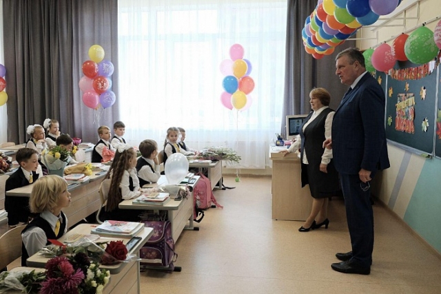 Кировский губернатор и члены правительства посетили подшефные классы