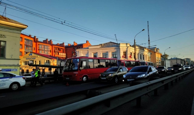 Три пассажирских автобуса ПАЗ столкнулись в Ярославле, есть пострадавшие