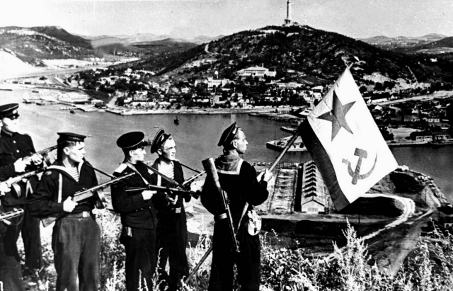 Моряки Тихоокеанского флота водружают флаг ВМФ СССР над бухтой Порт-Артура