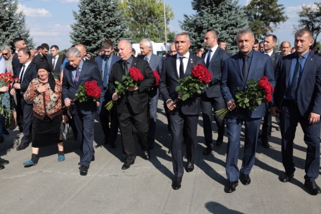 Руководство Южной Осетии приняло участие в траурных мероприятиях в Беслане
