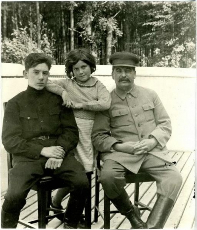 И. В. Сталин со своими детьми — Василием и Светланой
