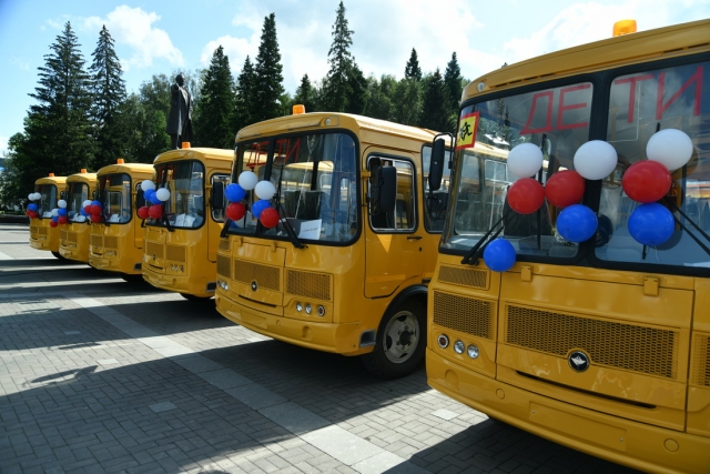 Алтайские школы получили 16 новых автобусов