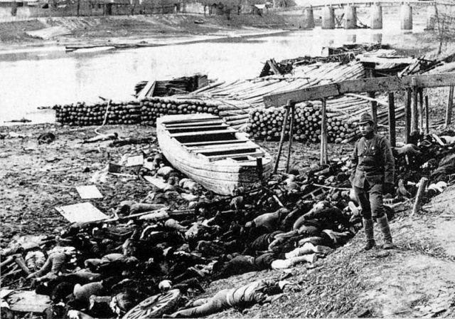 Берег реки, усеянный телами китайцев, расстрелянных японской армией