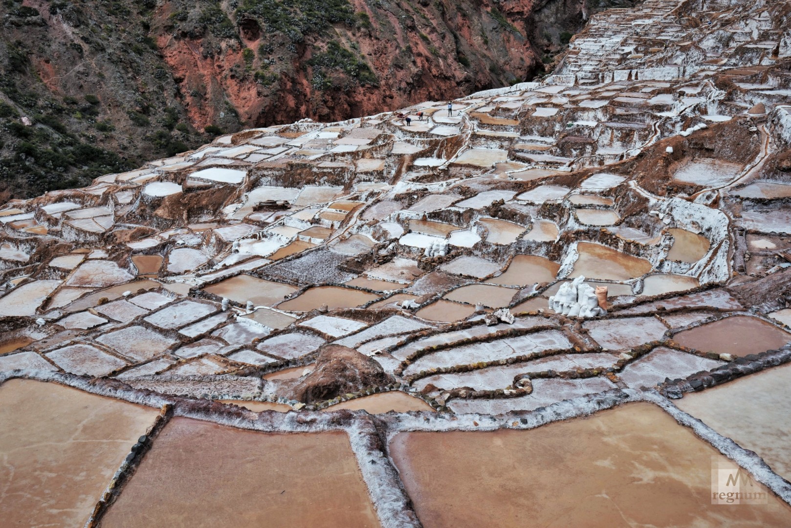 Древний каскад искусственных бассейнов-террас, каменные стенки и дно которых обмазаны глиной. Площадь каждого резервуара, имеющего многоугольную форму, составляет в среднем 5 кв.м. Салинас-де-Марас, Перу