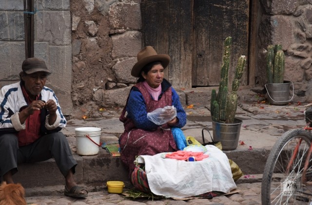 Женщина продаёт травы на рынке одного из поселений Салинас-де-Марас. Перу