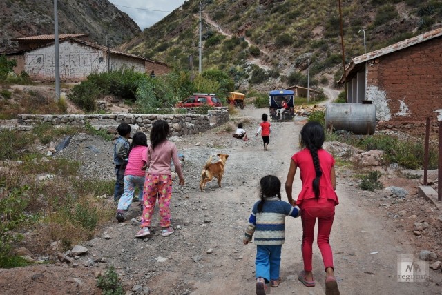Дети одного из поселений соляных копий провожают транспорт наверх в Салинас-де-Марас. Перу