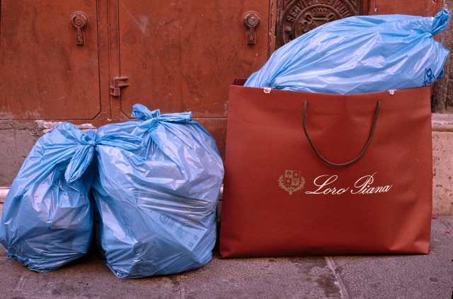 Пакеты с мусором на улицах Рима 