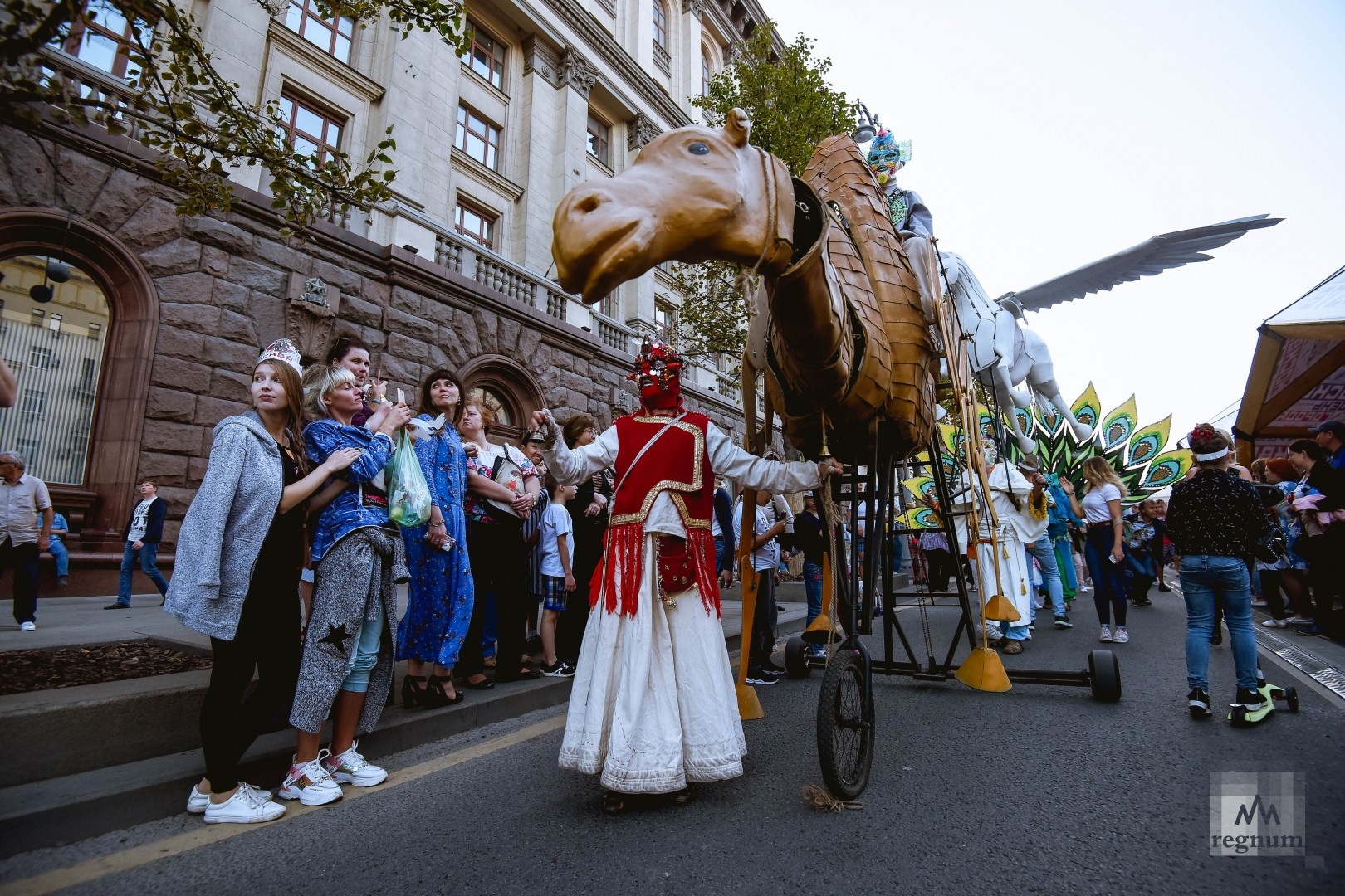 Москва отмечает. С праздником города Москвы. День города на Тверской. Тверская улица день города. С днем города Москва.