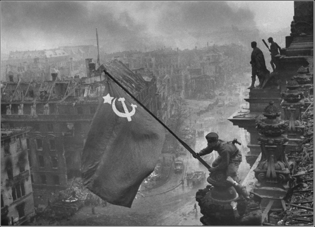 Евгений Халдей. Знамя Победы над Рейхстагом. 2 мая 1945 года