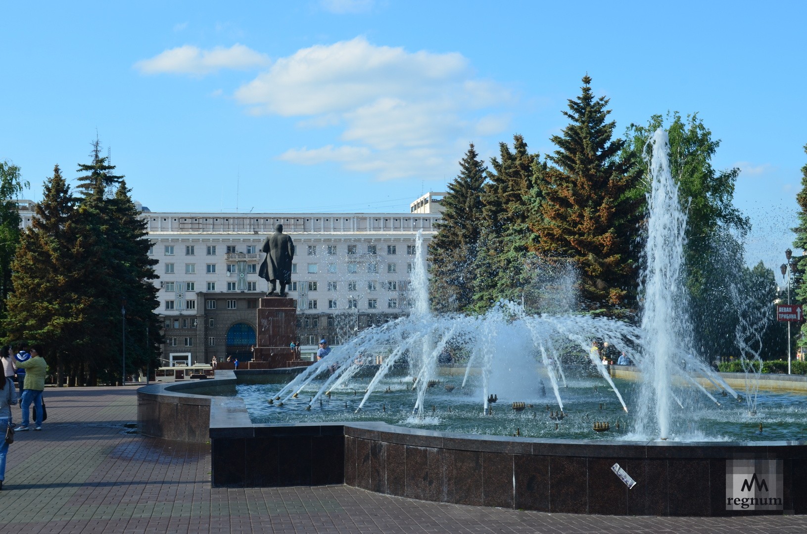 Фонтан на площади революции в Челябинске