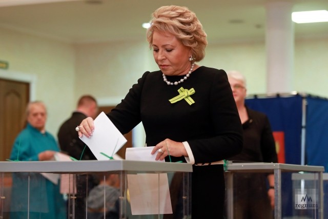 «Всегда с родным городом»: Матвиенко проголосовала на выборах в Петербурге