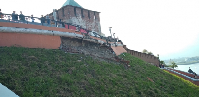 Облицовка Чкаловской лестницы обрушилась в Нижнем Новгороде