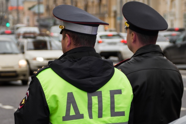 Сотрудник ДПС в Петербурге пострадал при нападении на него трёх человек