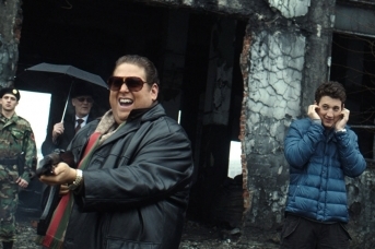 Торговцы оружием проверяют товар в Албании