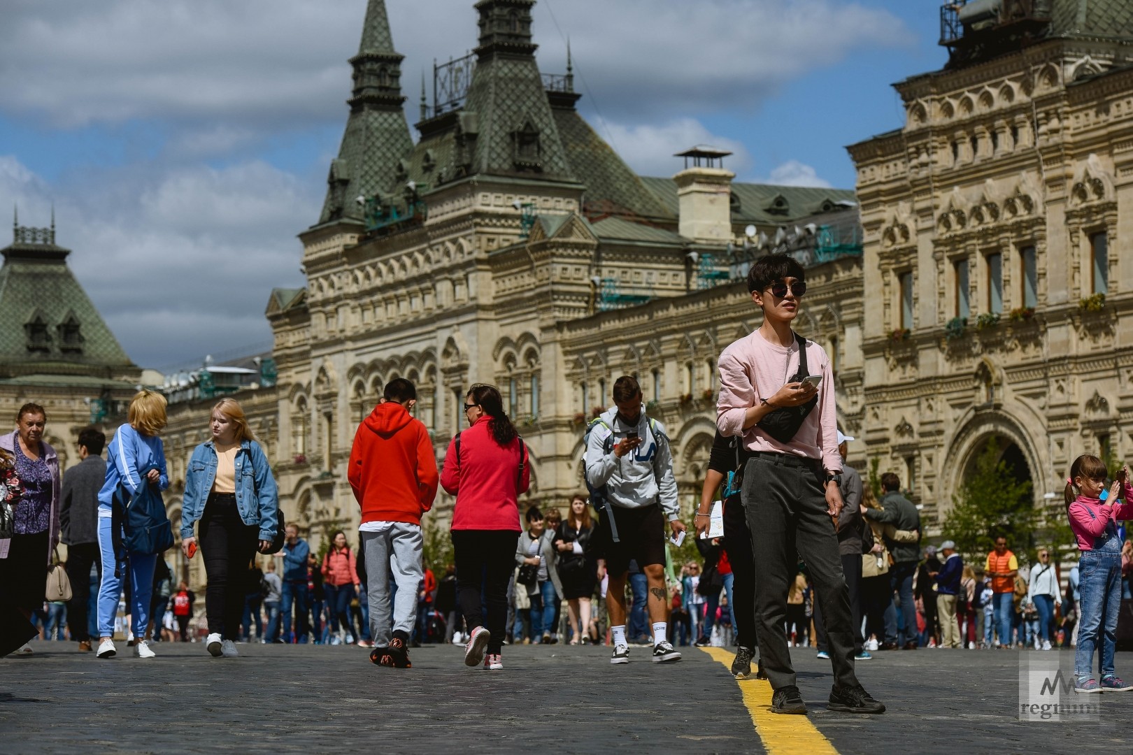 Встречу в москве. Красная площадь много людей. Москва встречает. Люди одетые в картины фестиваль на улице в Европе. Встречается Москва везде.