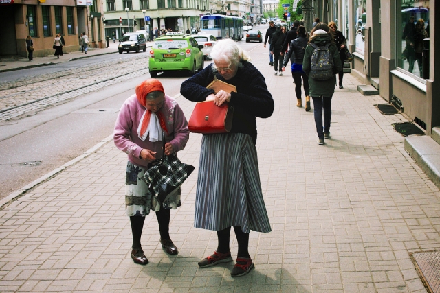 Власти Латвии противопоставили безработных пенсионерам и инвалидам