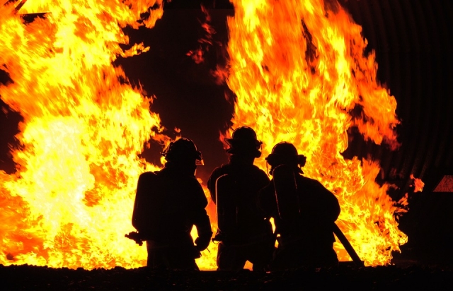 В Югре спасатели вывели 25 человек из горящих кафе и автомойки