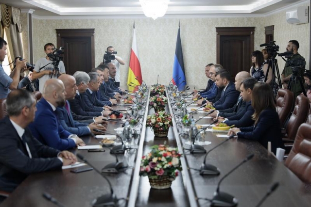 Главы ДНР и Южной Осетии обсудили перспективы сотрудничества республик