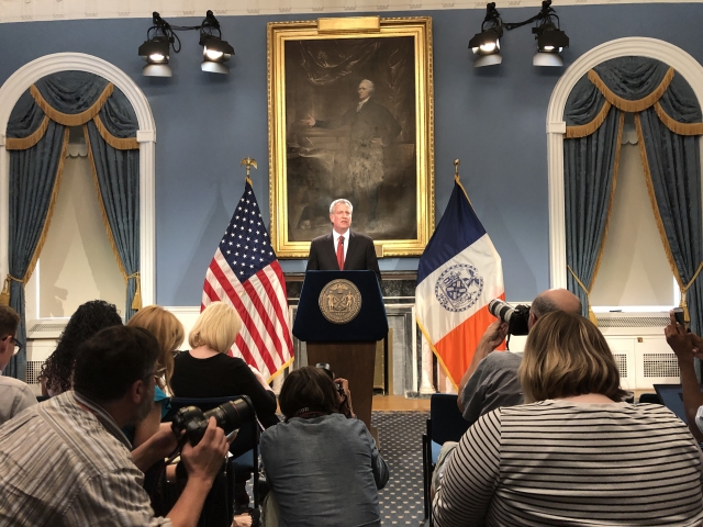 Мэр Нью-Йорка прекратил борьбу за кресло президента США