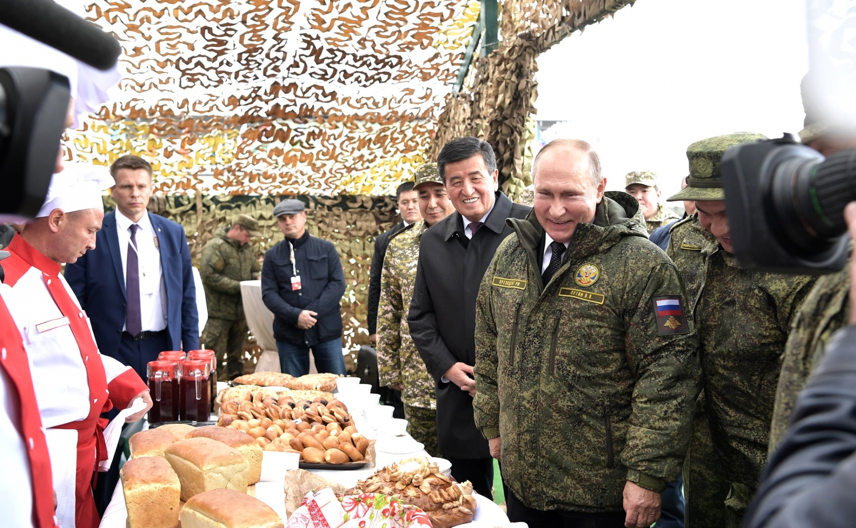 Оборона 2019. Путин в.в. на центр 2019 военные учения Донгуз. Шойгу Донгуз 2019. Учения центр 2019 Донгуз. Центр 2019 Донгуз.