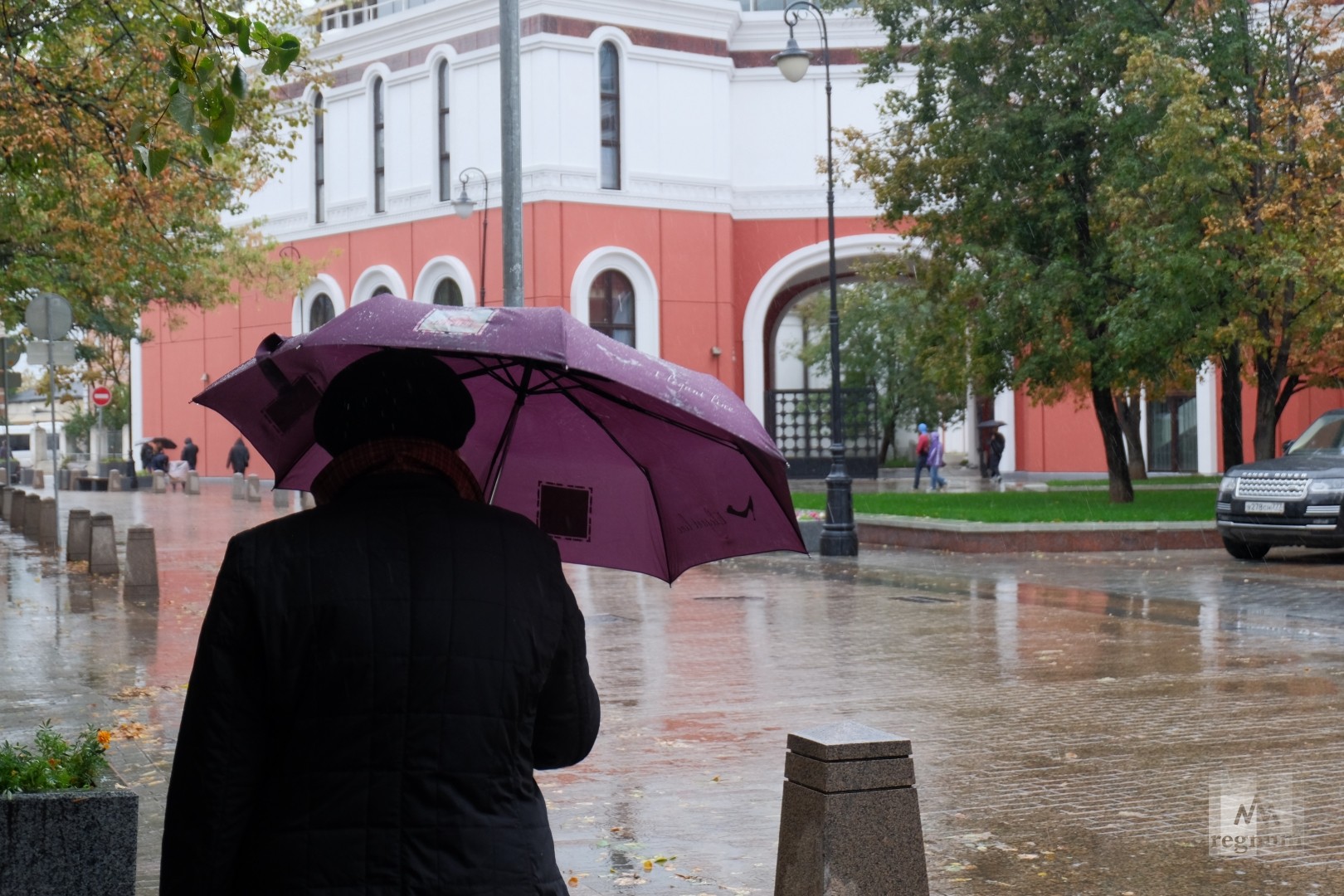 Москва был ли дождь. Дождливая Москва. Пасмурно небольшой дождь. Москва под дождем. Местами небольшой дождь.