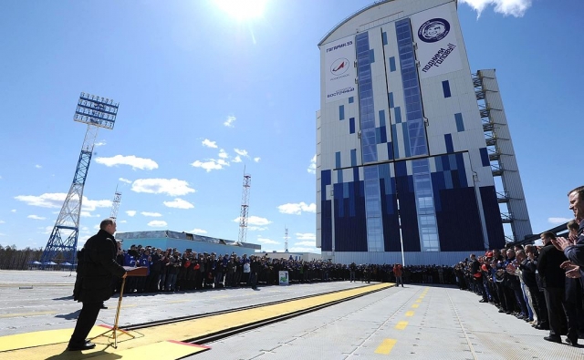 Владимир Путин во время посещения космодрома «Восточный»