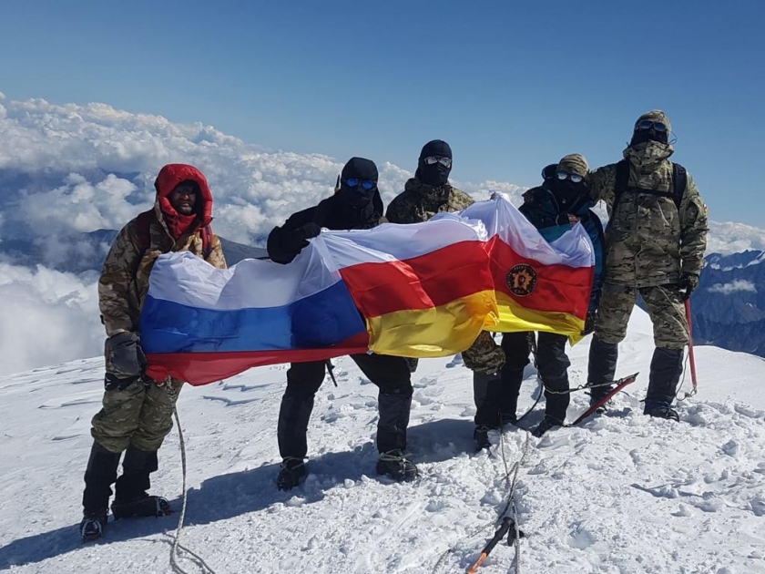 Скамейка в горах осетии