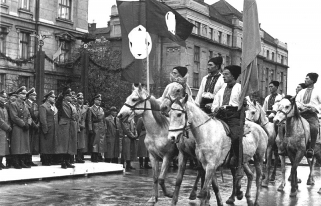 Парад украинских националистов в Станиславе (ныне Ивано-Франковск) в честь визита генерал-губернатора Польши рейхсляйтера Ганса Франка, октябрь 1941