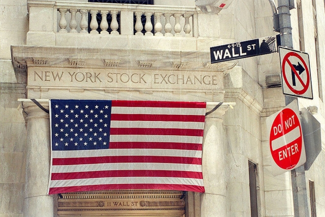 Нью-Йоркская фондовая биржа (вход с Уолл-стрит) 