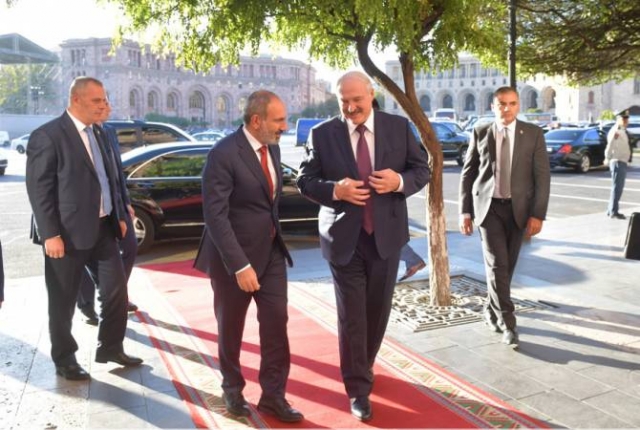 Лукашенко в Ереване заявил о братских отношениях с Арменией