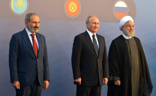 Премьер-министр Армении Никол Пашинян, президент России Владимир Путин и президент Ирана Хасан Рухани на заседании Высшего совета ЕАЭС в Ереване. 2019