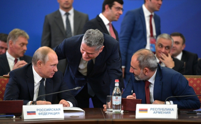 Пашинян и Путин провели вторую встречу в аэропорту