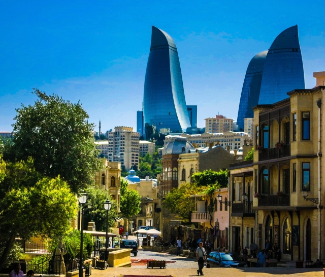 Старая часть города Баку на фоне современных небоскрёбов 