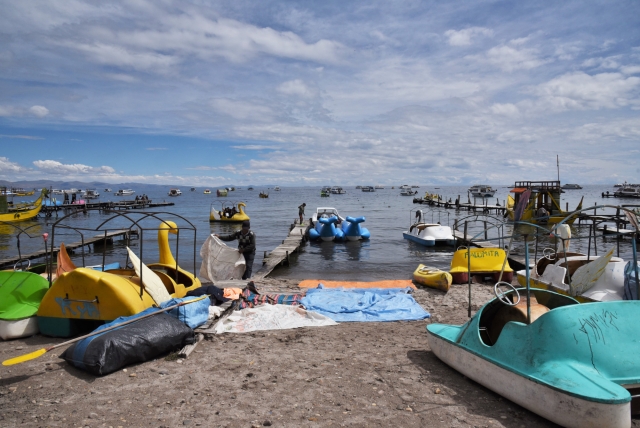 Пляж озера Титикака в Копакабане излюбленное место отдыха боливийцев. Копакабана, Боливия