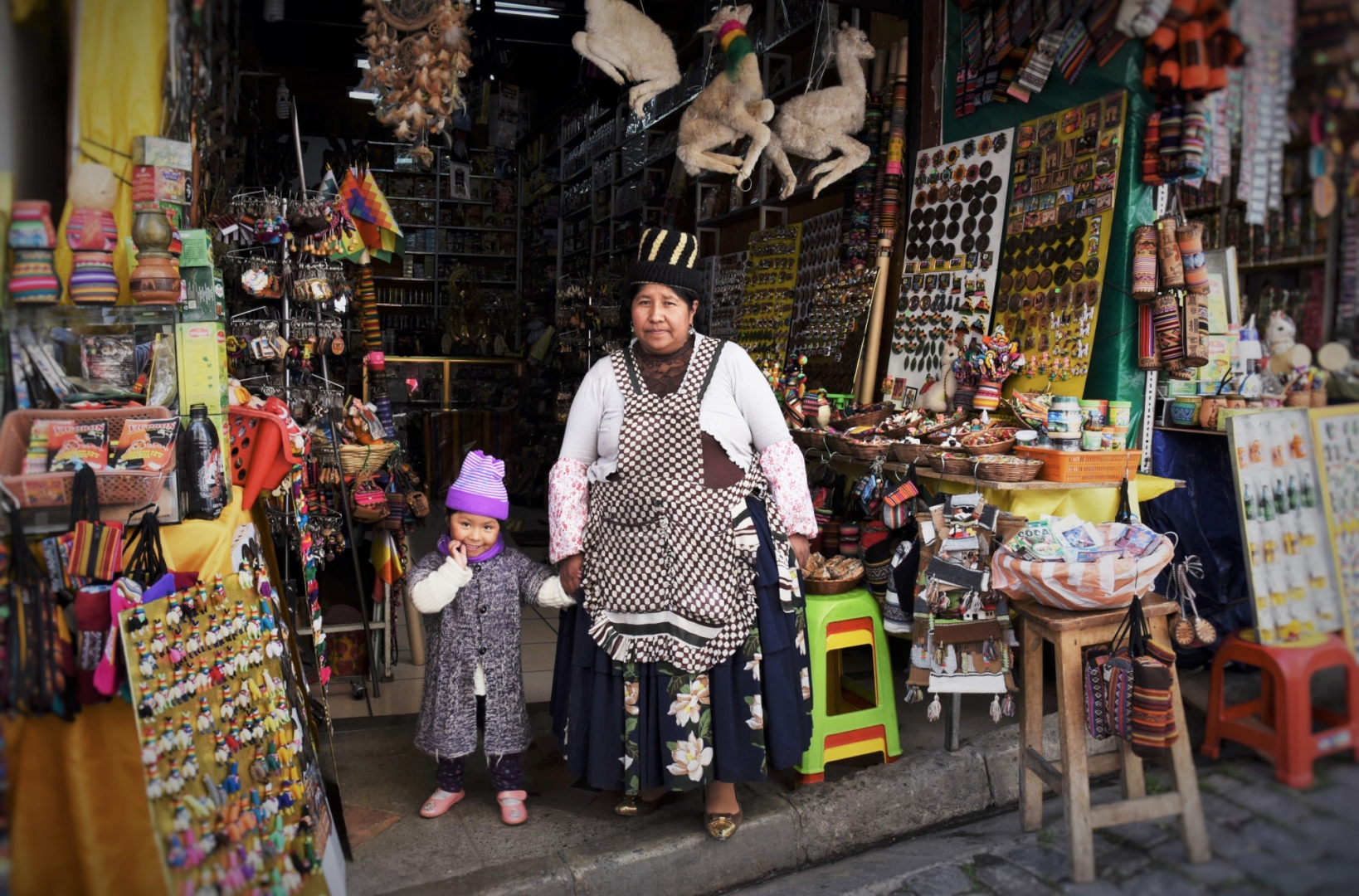 Два поколения «ведьм» на рынке колдунов и шаманов. Ла Пас, Боливия