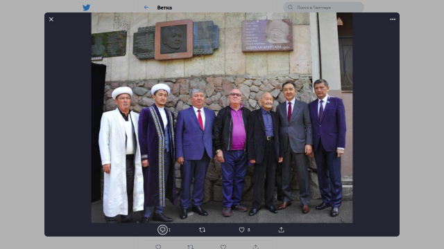 В Алма-Ате установили мемориальную доску писателю Шерхану Муртазе
