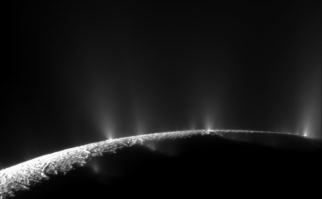 Луна Сатурна выбрасывает органические предвестники жизни в космос — NASA