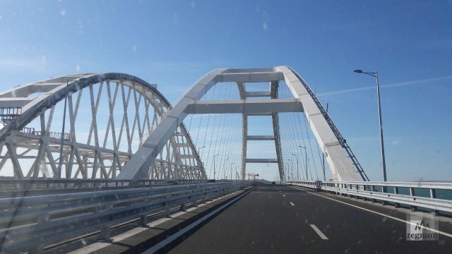 Минтранс: движение грузовых поездов по Крымскому мосту начнётся позже плана