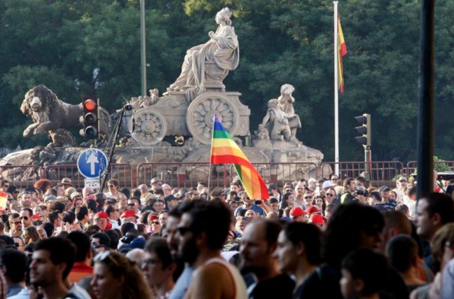 Гей-парад у памятника Кибеле в Мадриде