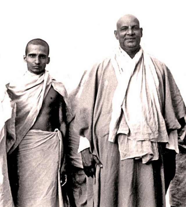 Свами Кришнанада (слева) и Свами Шивананда (справа) 1945