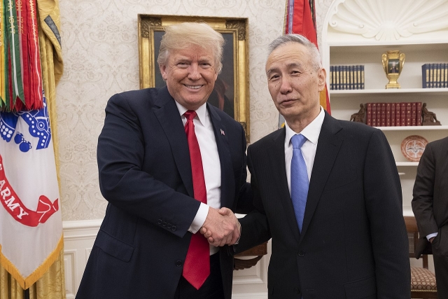 Дональд Трамп на переговорах о торговле с вице-премьером Китайской Народной Республики Лю Хэ