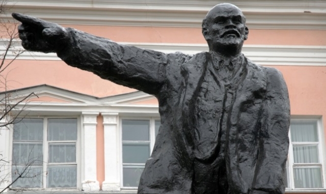 В Переславле начались работы по восстановлению памятника Ленину