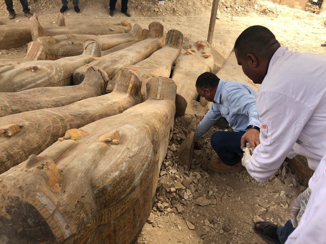 Сенсация из Египта: археологи обнаружили более двух десятков расписных саркофагов с мумиями знатных египтян