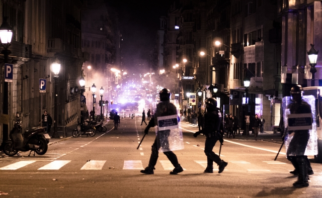 В Каталонии в ходе протестов пострадали более 100 полицейских