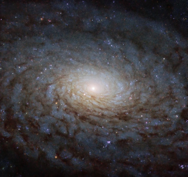 NASA опубликовало снимок галактики похожей на «портал в другое измерение»