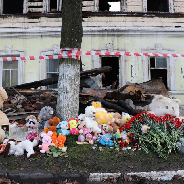 К сгоревшему дому в Ростове Великом несут детские игрушки