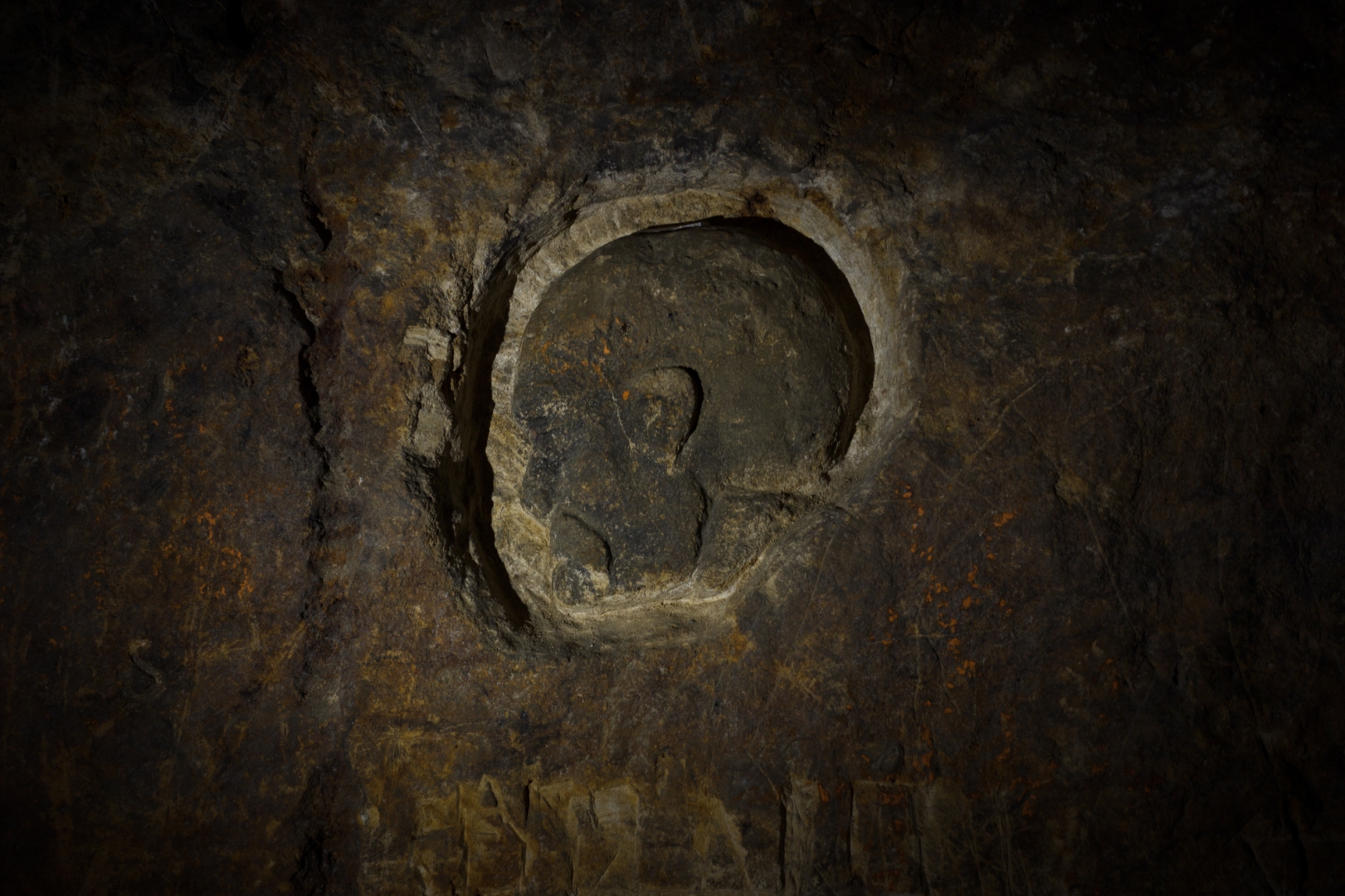 Голова, выдолбленная на стене в Сьянах — современный арт-объект