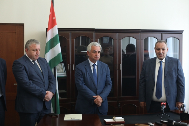 Президент Абхазии представил и.о. мэра Сухума в администрации города